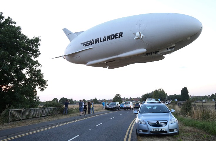 В Великобритании в небо поднялось самое крупное воздушное судно — Airlander 10 - 1
