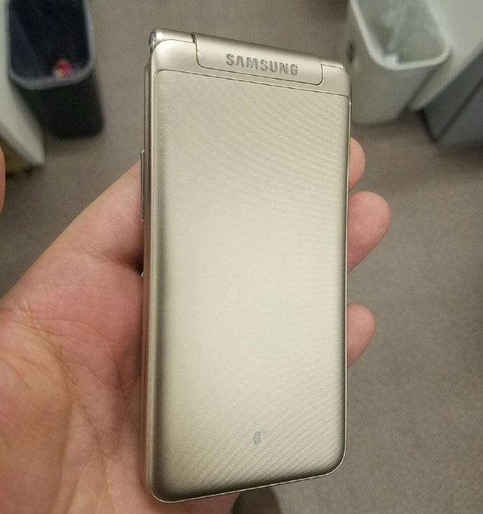 Смартфон Samsung Folder второго поколения