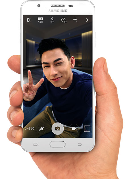 Смартфон Samsung Galaxy J7 Prime оснащен дисплеем размером 5,5 дюйма по диагонали
