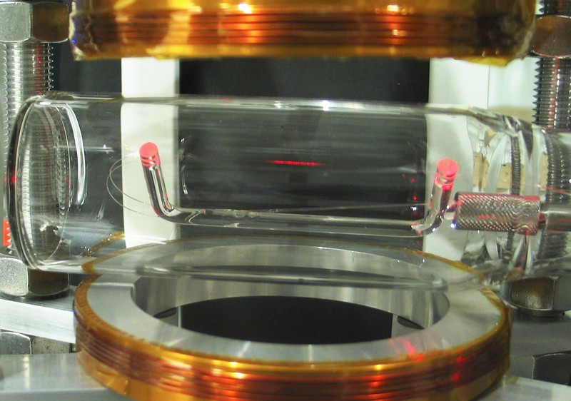 Физики повесили зеркало из 2000 атомов рядом с оптоволокном - 1
