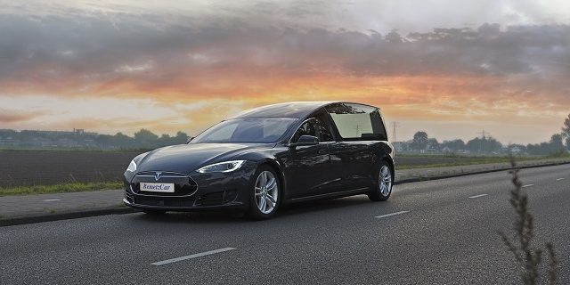 Электромобиль Tesla Model S переоборудовали под катафалк