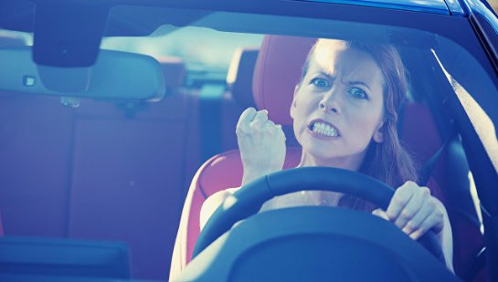 Ученые рассказали, почему женщины часто агрессивны за рулем