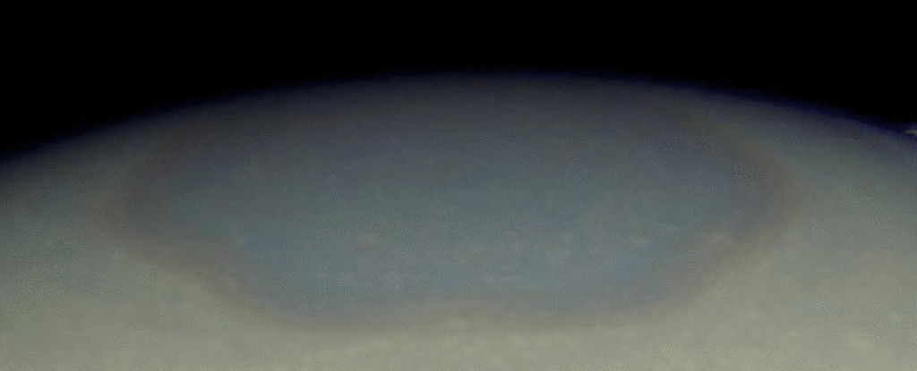 Шестиугольный шторм на Сатурне поменял свой цвет — и никто не знает, почему - 2