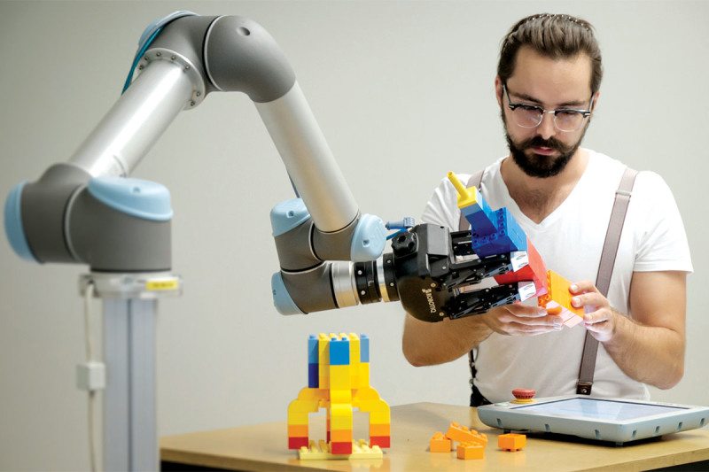 Робот научился играть в Lego, наблюдая за человеком - 1
