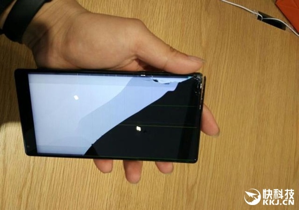 Смартфон Xiaomi Mi Mix, как и ожидалось, не способен выдерживать падения
