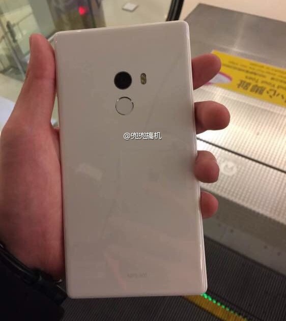 Опубликованы фотографии смартфона Xiaomi Mi Mix в белом цвете