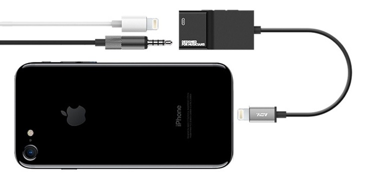 Устройство Accessport позволяет одновременно подключить к смартфону Apple iPhone 7 наушники и зарядное устройство