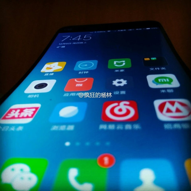 Опубликована фотография нового смартфона Xiaomi с дисплеем, изогнутым на манер LG G Flex