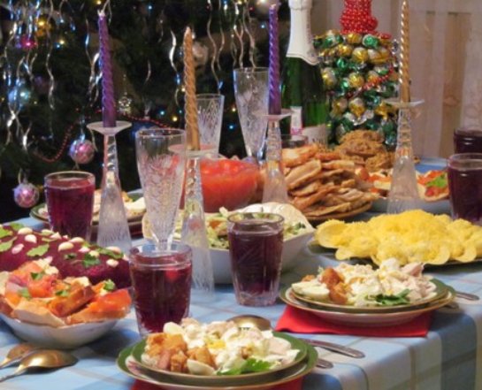 Ученые рассказали, как действует новогодний ужин на человеческий организм