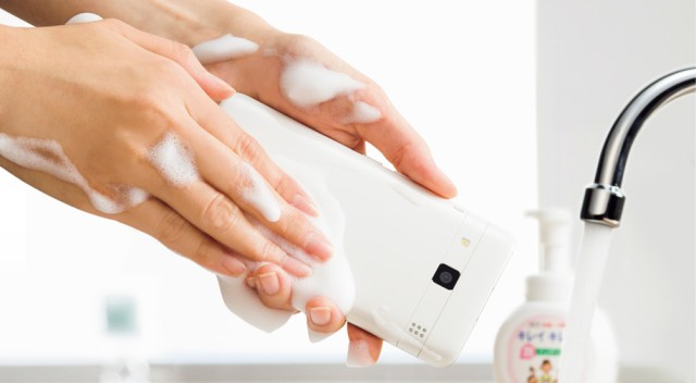 Смартфон Kyocera Rafre, лишенный разговорного динамика, можно мыть с мылом