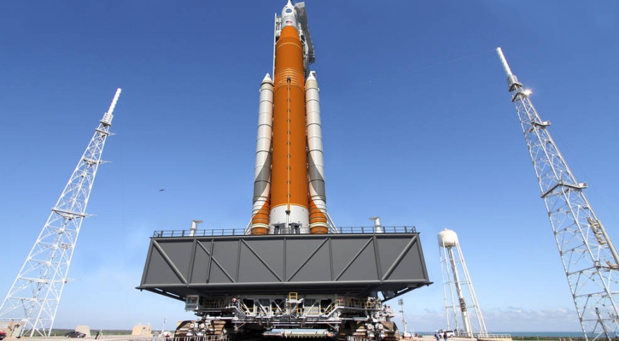НАСА оценивает возможность первого запуска ракеты-носителя SLS с астронавтами на борту - 1