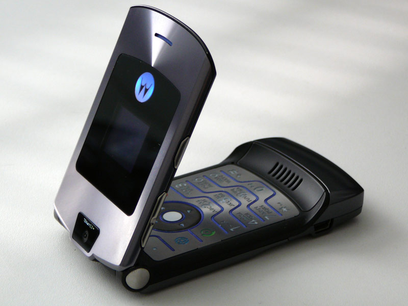 После Nokia 3310 возродиться может еще одна легенда — Motorola Razr V3 - 2