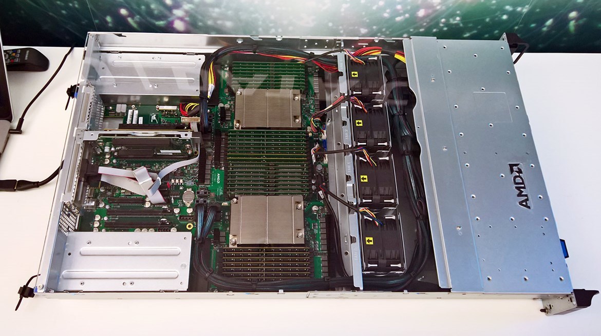 AMD анонсировала 32-ядерный серверный процессор Naples - 1