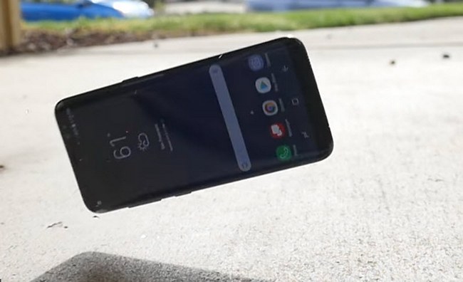 Смартфон Samsung Galaxy S8 не прошел тест на прочность при падении с высоты 1,5 м