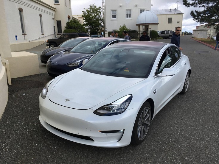 Tesla Model 3 может получить полноценный автопилот