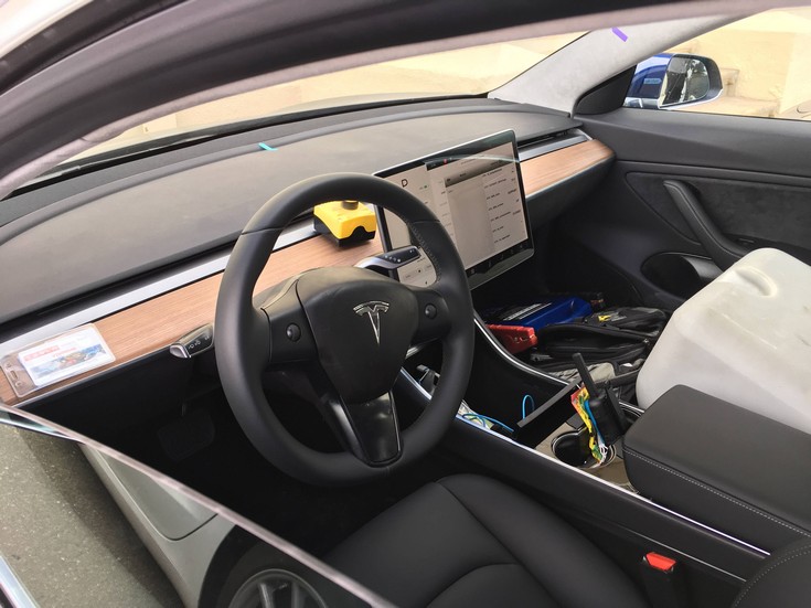 Новые снимки автомобиля Tesla Model 3 демонстрируют отсутствие приборной панели и ручку АКПП с режимом автопилота - 4