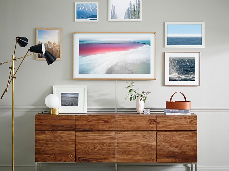 Благодаря датчику освещенности, телевизор Samsung The Frame автоматически корректирует яркость и цветовую температуру изображения