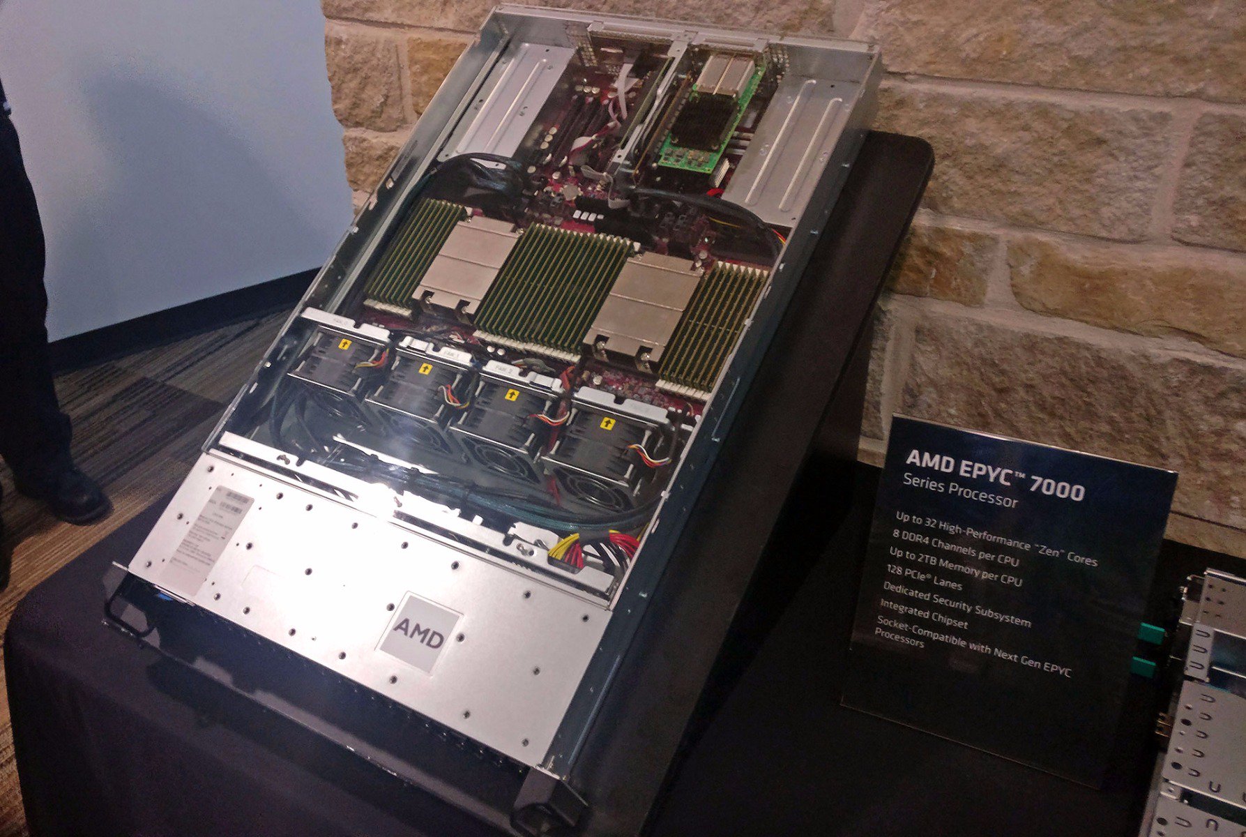 AMD представила серверные процессоры EPYC серии 7000 - 1
