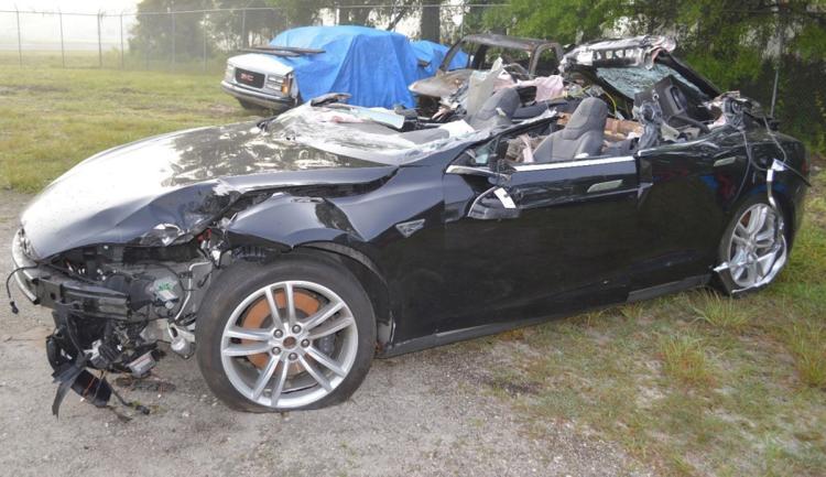 Владелец Tesla, погибший в аварии год назад, игнорировал предупреждения системы Autopilot об опасности - 1