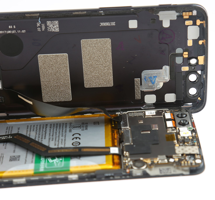 Разборка смартфона OnePlus 5 показала сходство с аппаратами Apple и Samsung