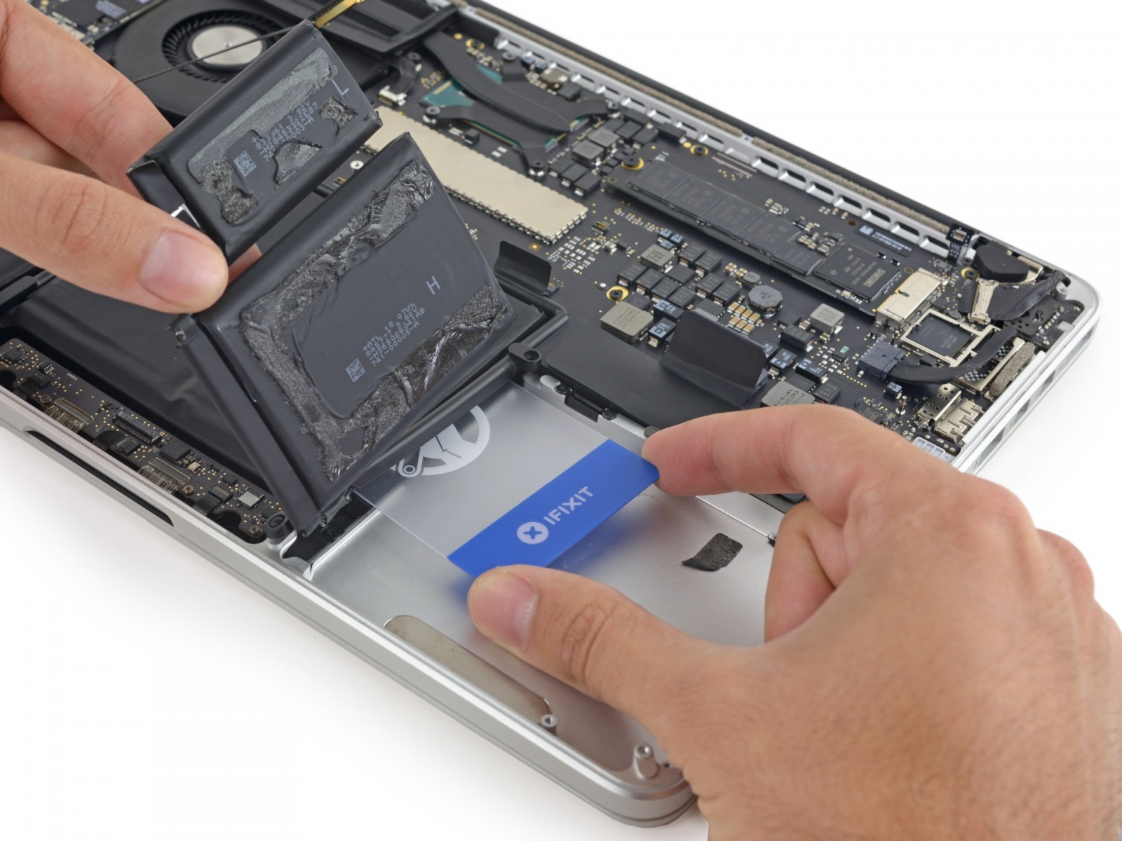 Найден растворитель для клея, которым приклеиваются батареи MacBook Pro - 5