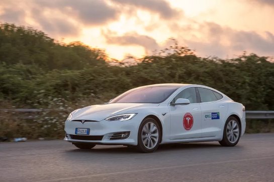 Итальянские водители Tesla установили рекорд: проехали 670 миль, не заряжая электрокар