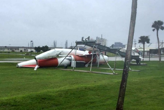 Под ударами стихии: Космический центр Кеннеди готовится к урагану «Ирма» - 11