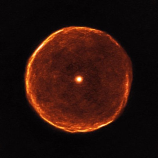 Ученые засняли престарелую звезду, которая оказалась похожа на глаз