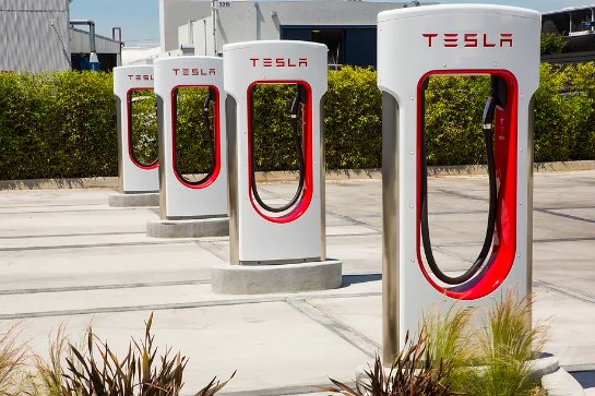 Tesla построит небольшие магазины на заправках для электромобилей