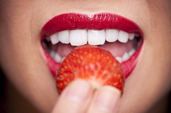 Ученые рассказали, какими природными веществами можно отбеливать зубы
