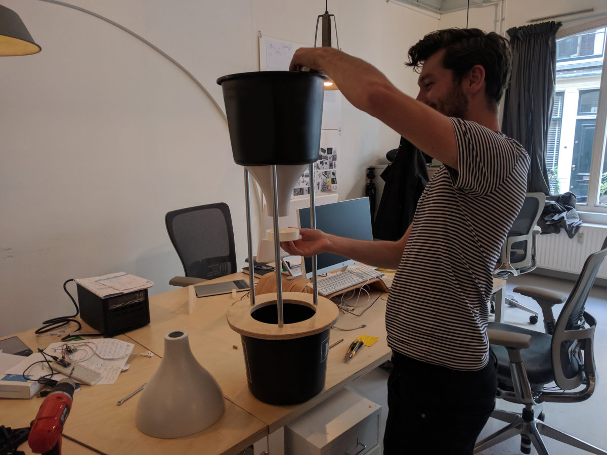 Голландский стартап учит ворон обменивать окурки на еду - 5 Голландский стартап учит ворон обменивать окурки на еду - 5