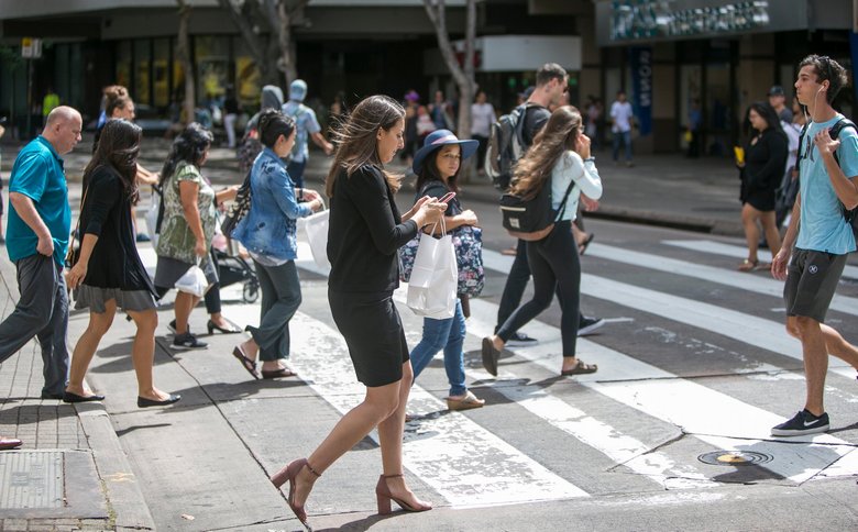 В США пешеходов, смотрящих на смартфоны, начнут штрафовать