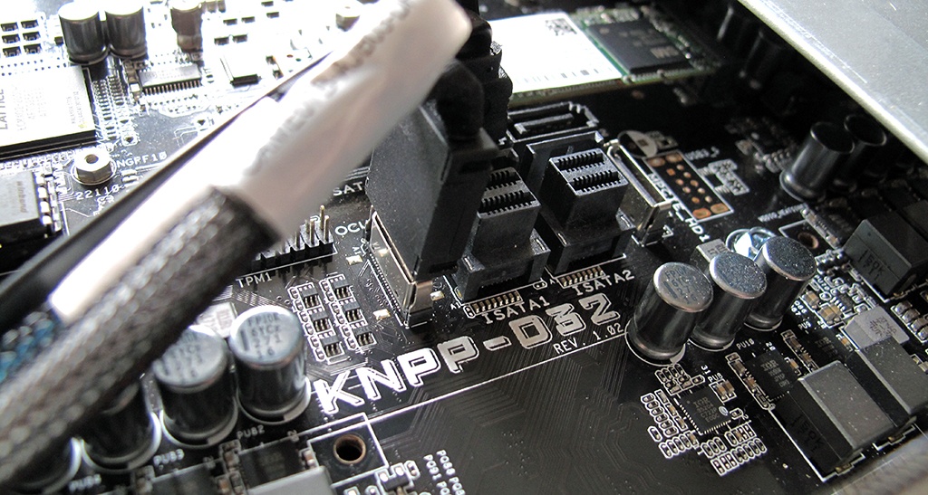 Серверная плата ASUS KNPP-D3 с двумя процессорами AMD EPYC 7551 поддерживает технологию Secure Encryption