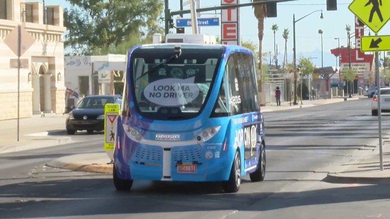 Грузовик задел беспилотный автобус в первый же час его работы на улицах Лас-Вегаса - 2
