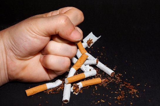 Ученые выяснили, что мешает людям быстро бросить курить