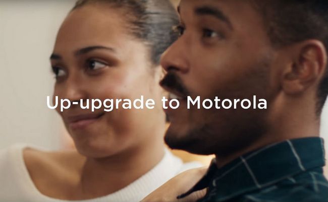 Motorola подшутила над Samsung в новом рекламном ролике
