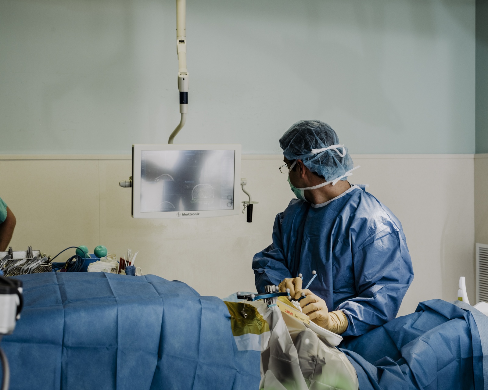 Хирург, собирающийся подключить вас к интернету через мозговой имплантат - 10