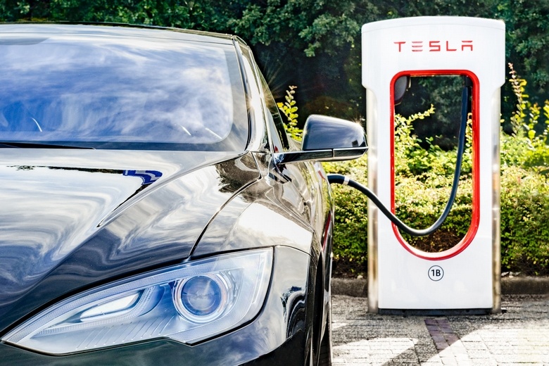 Зарядные станции Supercharger не должны использоваться коммерческими авто
