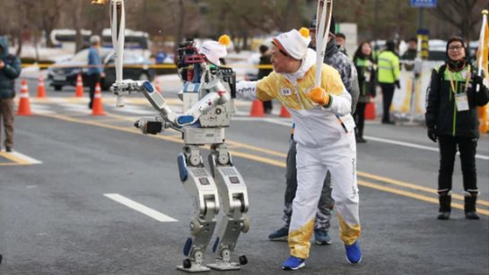 Робот нес Олимпийский огонь в Южной Корее