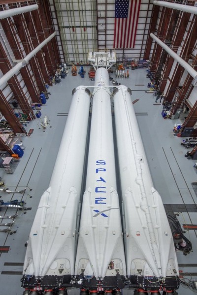 Илон Маск опубликовал фотографии Falcon Heavy