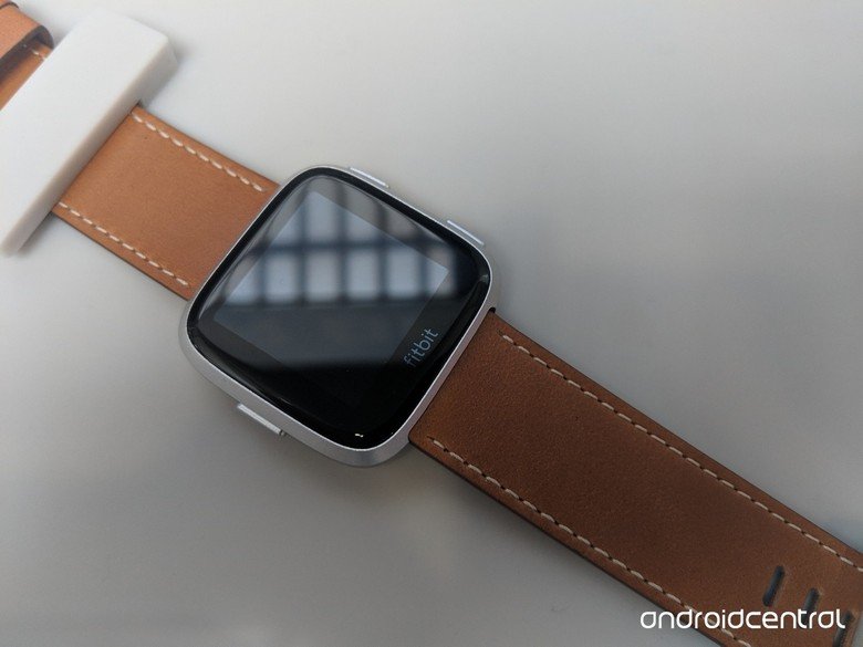 Представлены умные часы Fitbit Versa, которые в некоторых аспектах даже лучше, чем модель Ionic - 2