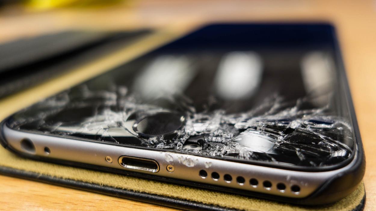В Калифорнии просят Apple объяснить, почему компания не разрешает ремонтировать свои телефоны пользователям - 1