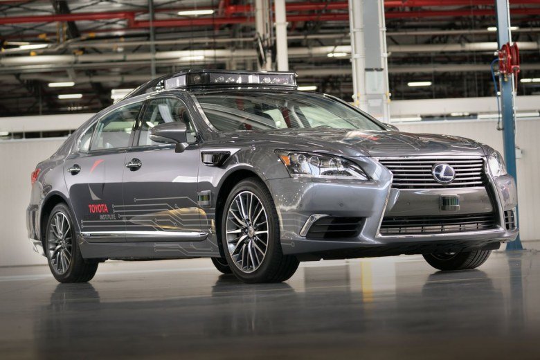 Toyota тоже приостановила испытания беспилотных авто в США - 1