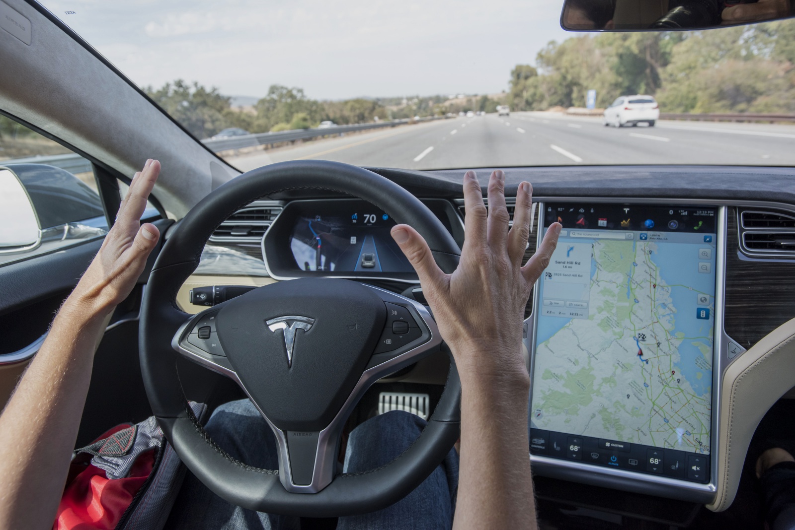 Autopilot электромобилей Tesla путается в разметке на сложных участках дороги - 1