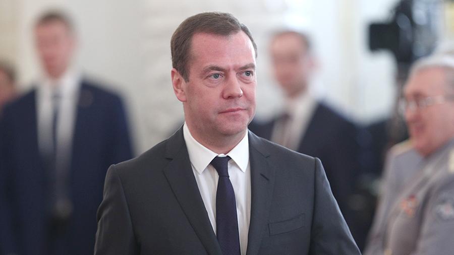 Медведев предложил запретить покупку американских товаров - 2
