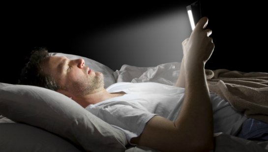 Использование гаджетов перед сном оказывает влияние на здоровье человека