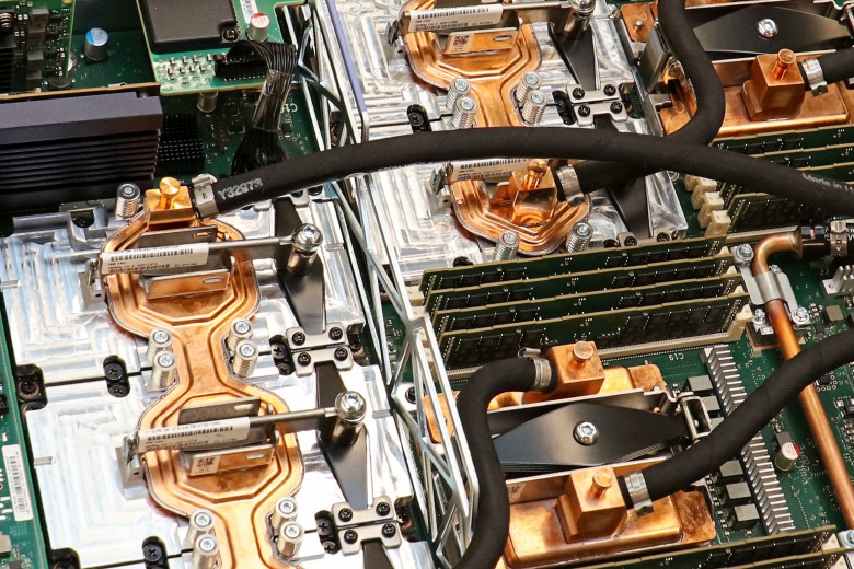 В Национальной лаборатории Ок-Ридж запустили самый быстрый в мире суперкомпьютер Summit - 1