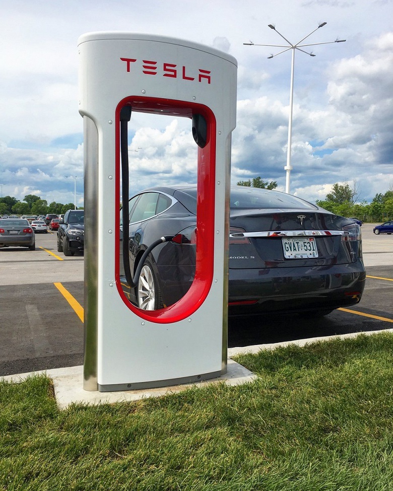 Во всем мире насчитывается уже 10 000 зарядных станций Tesla Supercharger