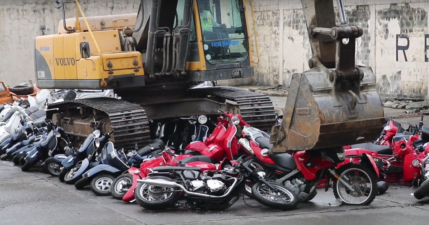 Экскаватор уничтожил сотню мотоциклов