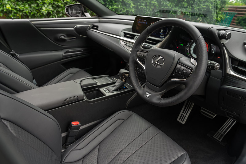 За двоих: тест нового Lexus ES
